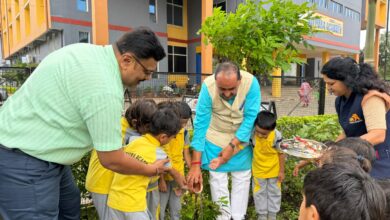 सतपुड़ा एकेडमी देवास में हरियाली अमावस्या पर पौधारोपण करते विद्यार्थी एवं अतिथि
