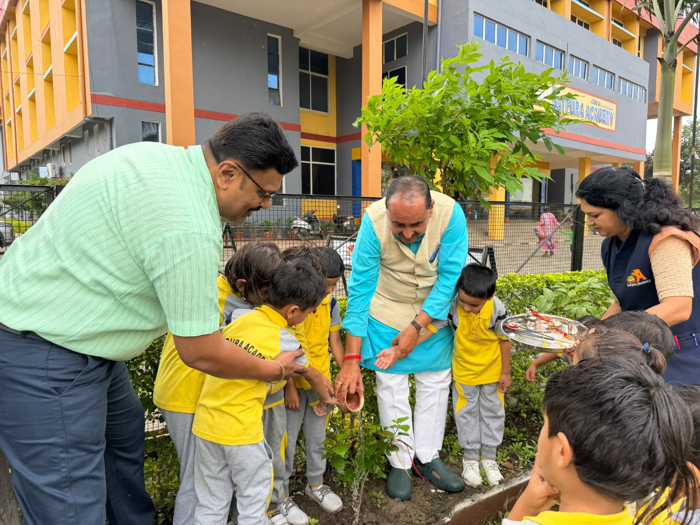 सतपुड़ा एकेडमी देवास में हरियाली अमावस्या पर पौधारोपण करते विद्यार्थी एवं अतिथि
