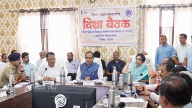 दिशा समिति की बैठक में कृषि, ग्रामीण विकास और जल संरक्षण योजनाओं की समीक्षा करते हुए केंद्रीय कृषि मंत्री शिवराज सिंह चौहान।
