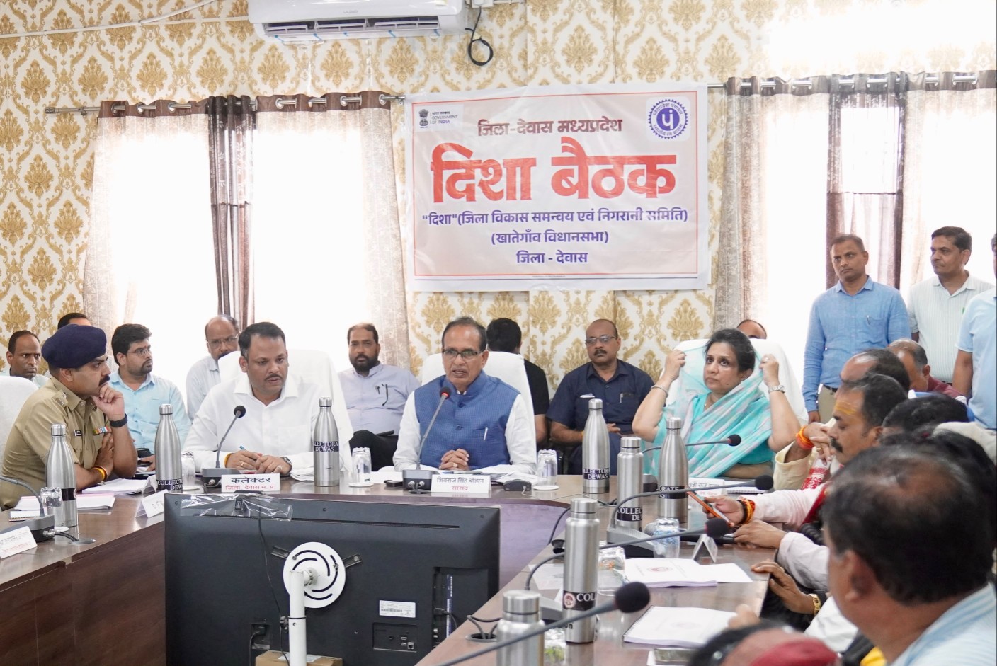 दिशा समिति की बैठक में कृषि, ग्रामीण विकास और जल संरक्षण योजनाओं की समीक्षा करते हुए केंद्रीय कृषि मंत्री शिवराज सिंह चौहान।
