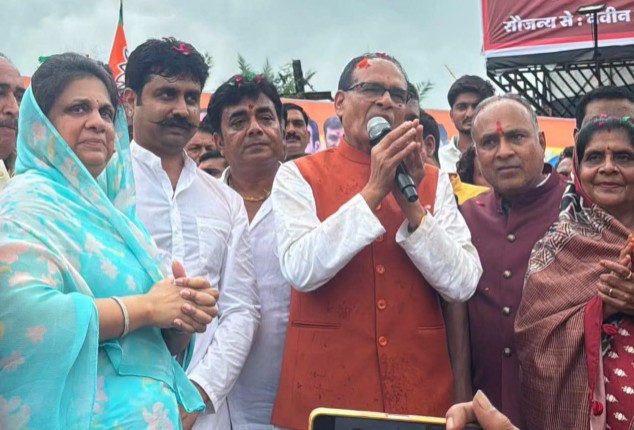 देवास में केंद्रीय मंत्री शिवराज सिंह चौहान का भाजपा कार्यकर्ताओं द्वारा स्वागत किया गया