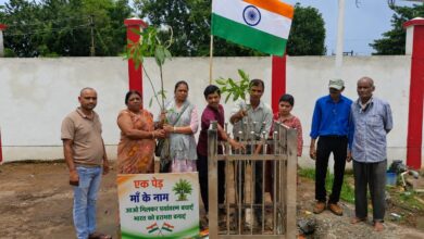 स्वतंत्रता दिवस पर “एक पेड़ मां के नाम” अभियान के तहत रेलवे स्टेशन परिसर में वृहद पौधरोपण