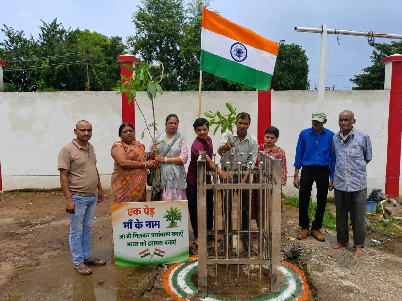 स्वतंत्रता दिवस पर “एक पेड़ मां के नाम” अभियान के तहत रेलवे स्टेशन परिसर में वृहद पौधरोपण