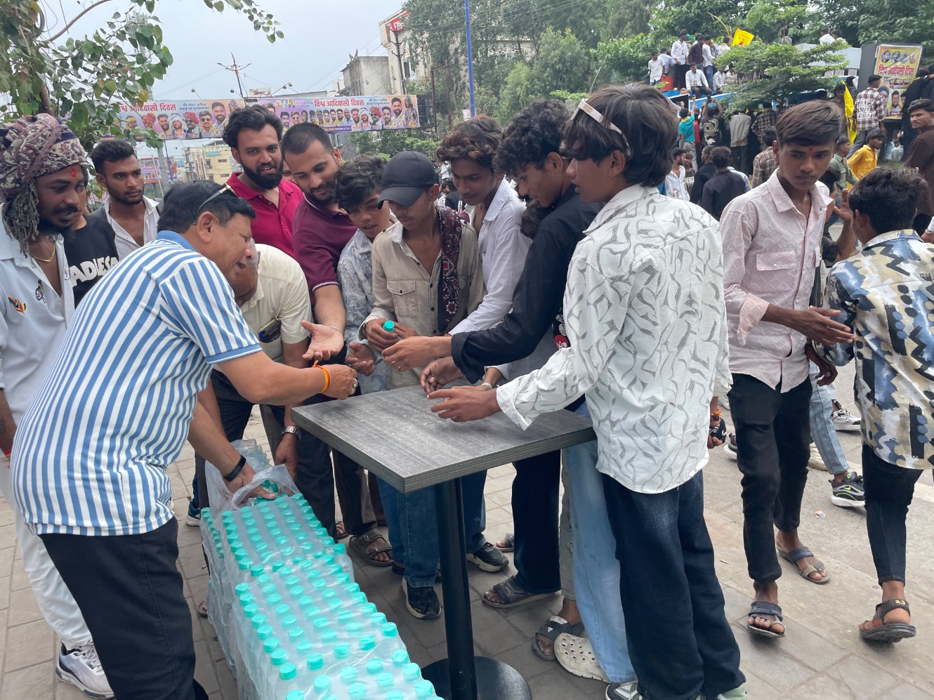टंट्या भील चौराहे पर राहगीरों को पानी की बोतल वितरित करते संगठन के सदस्य।